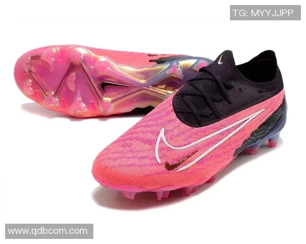 球星穿粉红色足球鞋场上亮眼登场引领时尚潮流展现个性风采