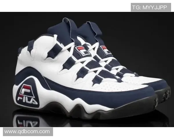 穿adidas足球鞋的7号球星带领球队再创辉煌展现无与伦比的赛场风采